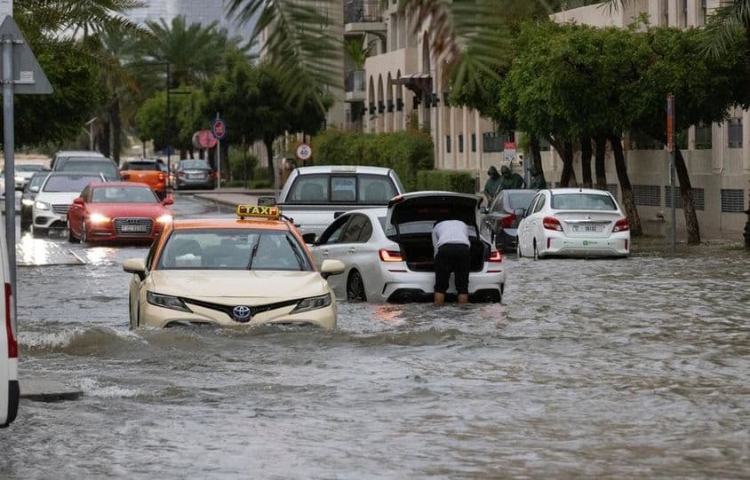 دبئی میں زبردست بارش کے دوران ایک سڑک میں پانی بھر جانا۔
