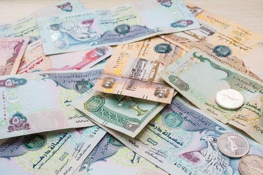 مختلف اماراتی درہم کرنسی بینک نوٹ اور سکوں۔