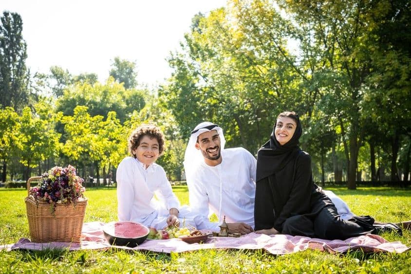 ایک اماراتی خاندان پارک میں اپنا وقت لطف اندوز ہوتے ہوئے۔