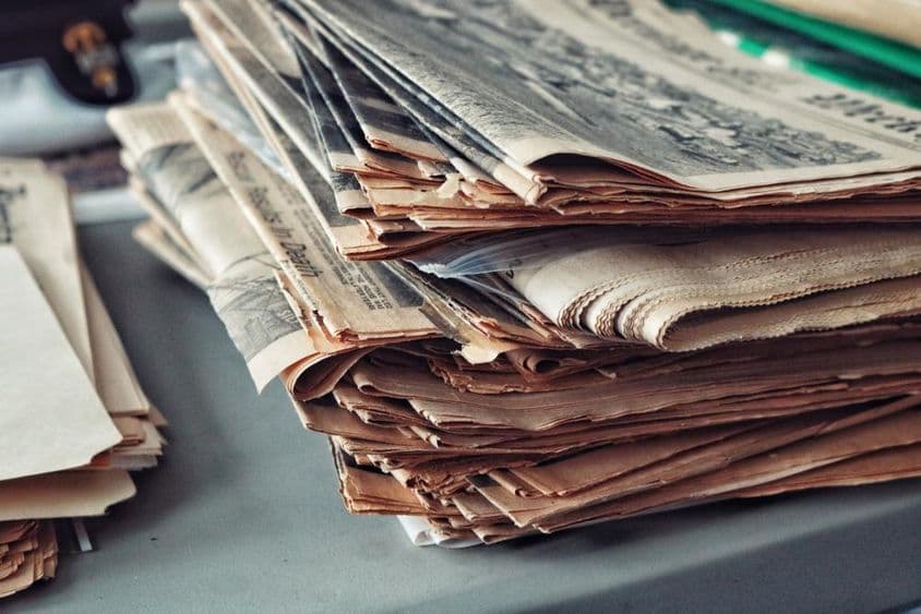 پرانے اخبار مکڑی کے جال کے ساتھ جمع شدہ۔