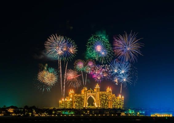 دبئی میں اٹلانٹس ہوٹل کے قریب نئے سال کی آتشبازی۔