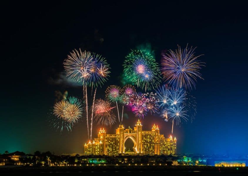 دبئی میں اٹلانٹس ہوٹل کے قریب نئے سال کی آتشبازی۔