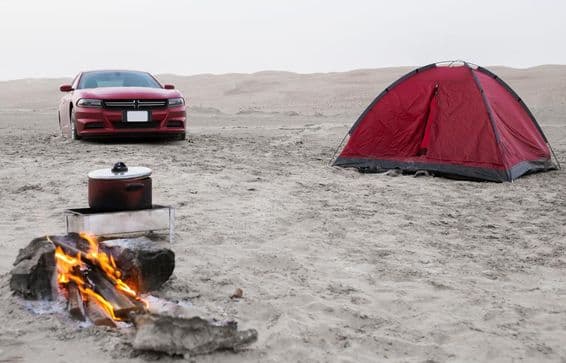 لیوا صحرا میں نمکین جھیلوں پر ایک کیمپ سائٹ کا صبح کا منظر۔