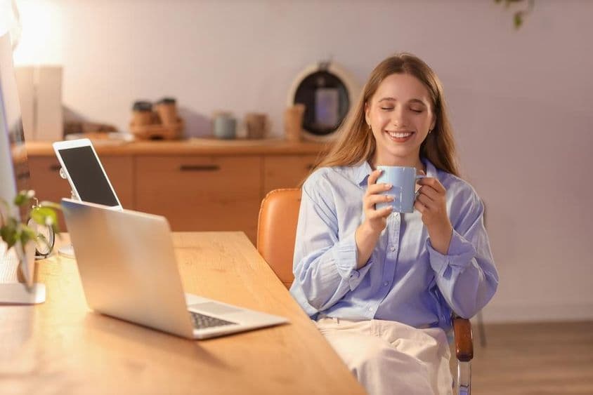 دفتر میں رات کے وقت کافی پینے والی نوجوان کاروباری خاتون۔