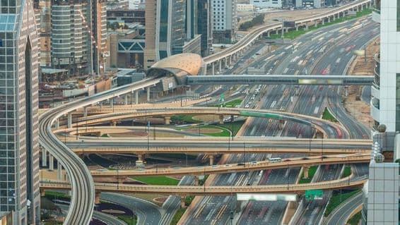 شیشے کے فلک بوس عمارات میں شیخ زاید روڈ۔