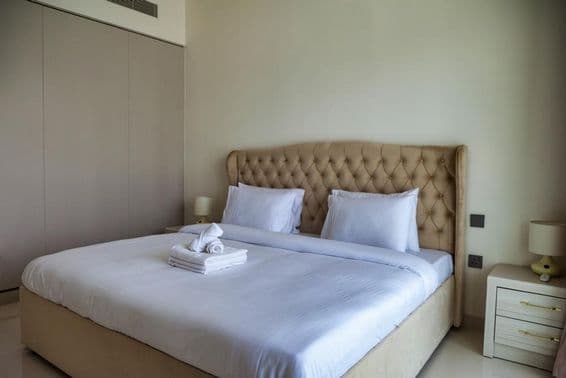 دبئی کا آرام دہ بیڈ روم مہمانوں کے انتظار میں۔