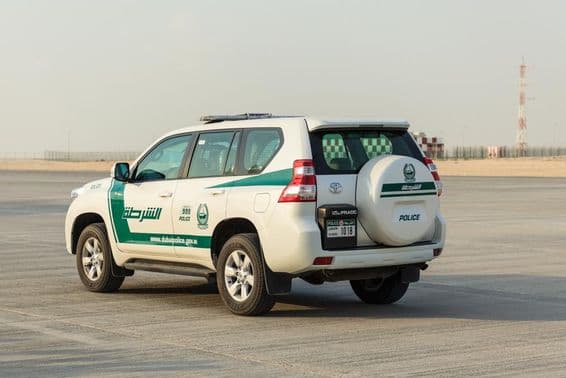 ایک پولیس کار پارک کی گئی دکھائی گئی ہے۔