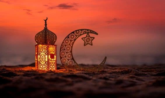 ساحل پر ہلال کے ساتھ روایتی فانوس۔