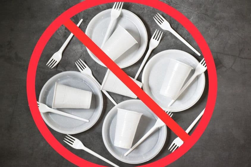 سیمنٹ کی سطح پر سفید پلاسٹک کے برتن۔