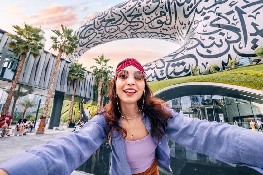 خوش سیاح لڑکی اپنی سفری بلاگ کے لیے سیلفیاں لے رہی ہے۔
