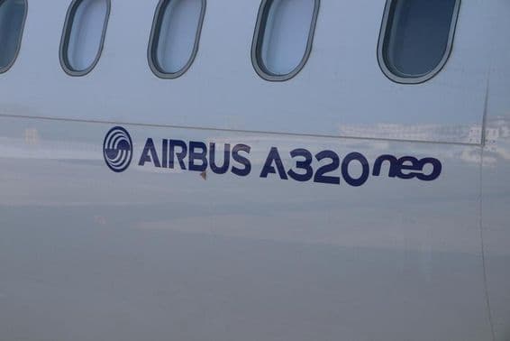 ممبئی ہوائی اڈے پر ایئربس A320 ہوائی جہاز۔