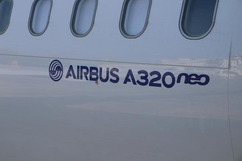 ممبئی ہوائی اڈے پر ایئربس A320 ہوائی جہاز۔