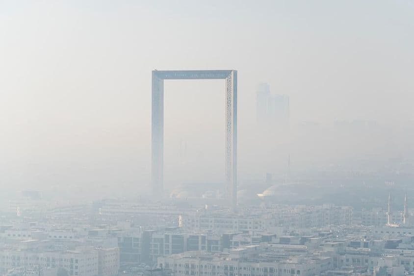 دبئی میں بنائے گئے دنیا کے سب سے بڑے سونے کے فریم کی دھند میں شاندار پینوراما۔