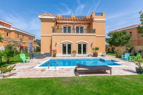 دبئی کے ولاز میں ایک سوئمنگ پول کے ساتھ