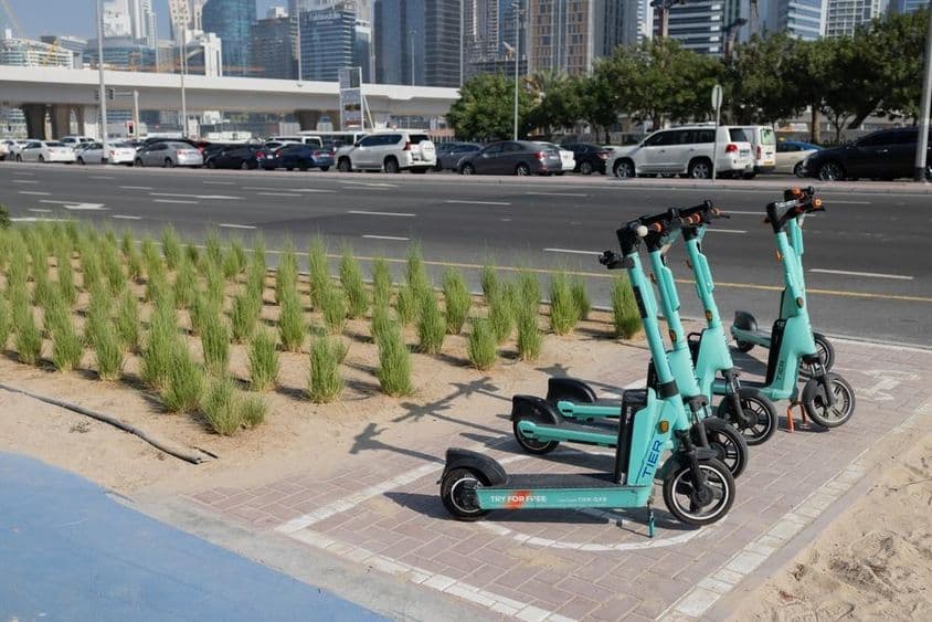 دبئی میں الیکٹرک اسکوٹرز کے ایک پارکنگ لاٹ کا منظر۔