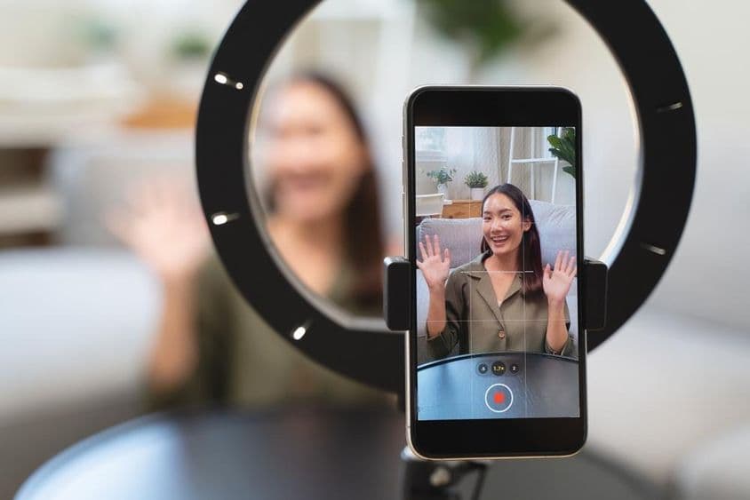 سوشل میڈیا پر ایک انفلوئنسر۔