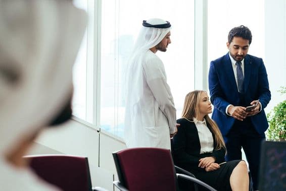دبئی کے دفتر میں ساتھ کام کرنے والی کثیر الثقافتی ٹیم۔