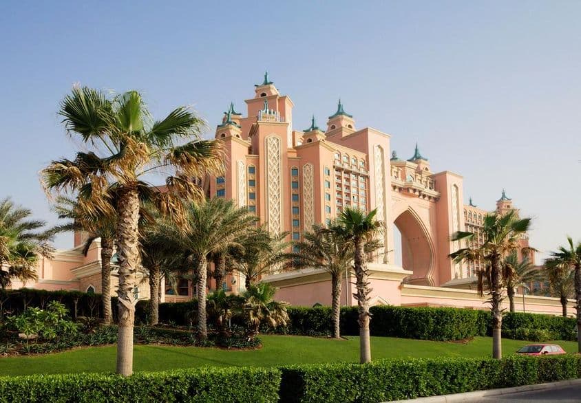 دبئی کے ہوٹل جدید عرب طرز تعمیر کی بہترین مثال پیش کرتے ہیں۔