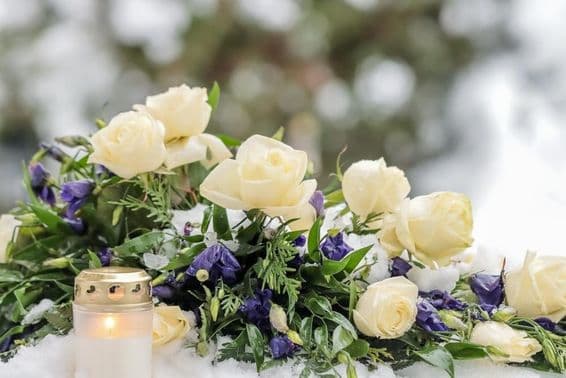 نیلے اور سفید پھولوں کا خوبصورت گلدستہ۔