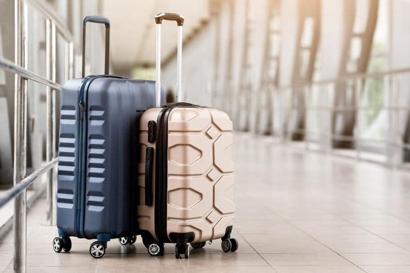 ٹرمنل ہال میں سامان کی سوٹ کیسز کا انتظار۔