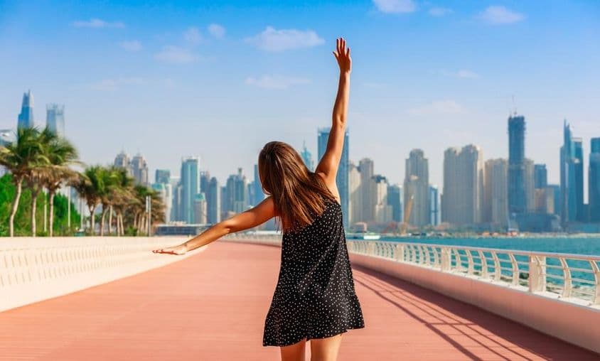 دبئی کے سیاحتی مقامات پر عورت۔