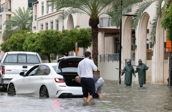 بارش کے دوران دبئی میں سیلاب