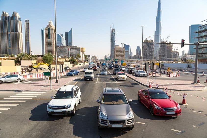 دبئی میں ایک گرمیوں کے دن شیخ زاید روڈ۔