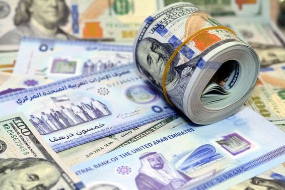 امریکی ڈالر کے ١٠٠ کے نقد نوٹ اور درہم۔