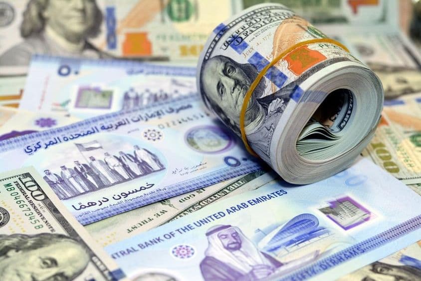 امریکی ڈالر کے ١٠٠ کے نقد نوٹ اور درہم۔