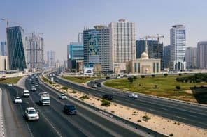 شہر اور شاہراہ کا منظر۔