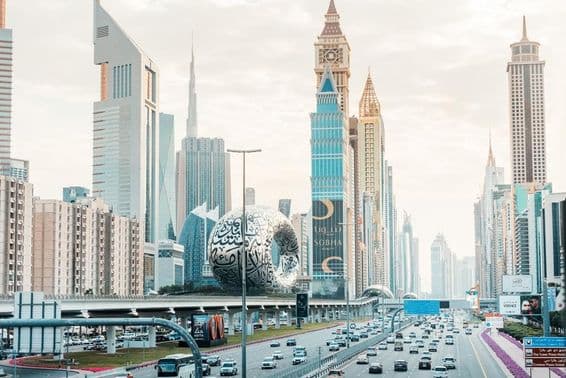 شیخ زاید روڈ پر مستقبل کے میوزیم کے جدید اسکائی اسکریپرز اور معماری ڈیزائن۔