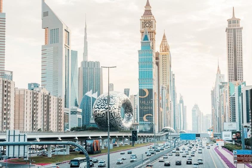 شیخ زاید روڈ پر مستقبل کے میوزیم کے جدید اسکائی اسکریپرز اور معماری ڈیزائن۔