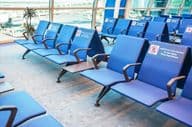 ہوائی اڈے کے ویٹنگ ایریا میں سیٹوں کی قطار۔
