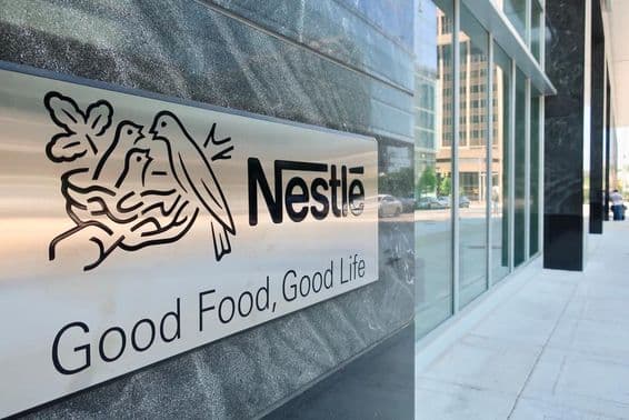 NESTLE USA - صدر دفاتر کے عمارت کے داخلی حصہ کے ساتھ نشان۔