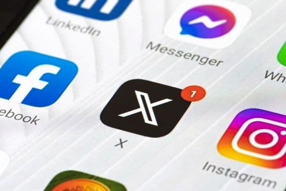 ٹویٹر یا X لوگو کا ابتدائی حرف اور اسمارٹ فون پر ایپ۔