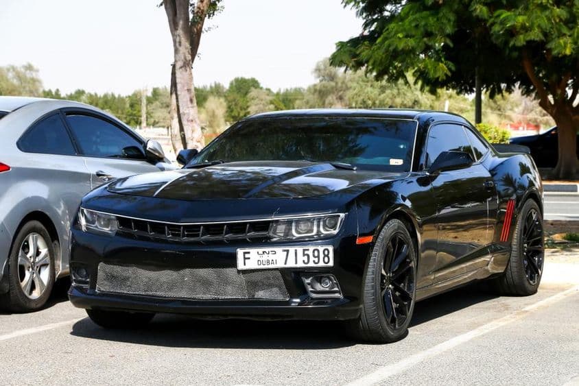 شہر کی سڑک پر ایک شیورولٹ کیمیرو۔