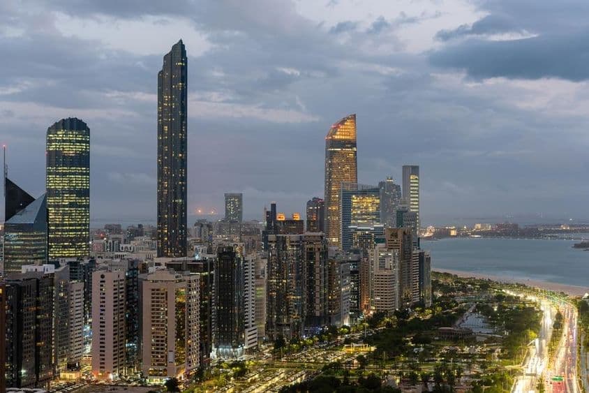 ابوظہبی کا اسکائیلائن ایک ابر آلود دن میں۔