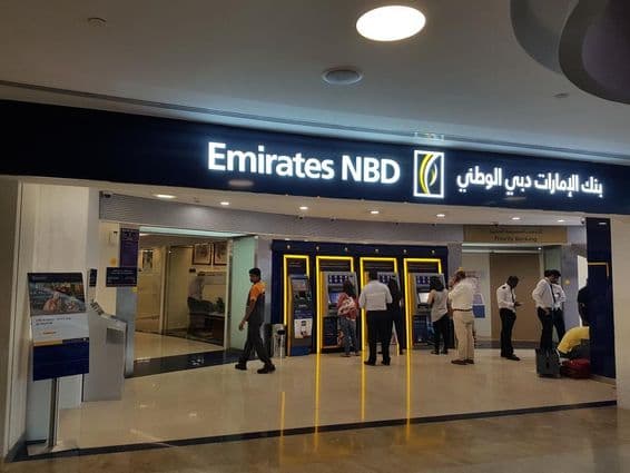 دبئی میں برجمان شاپنگ سینٹر میں EMIRATES BANK اسٹور۔