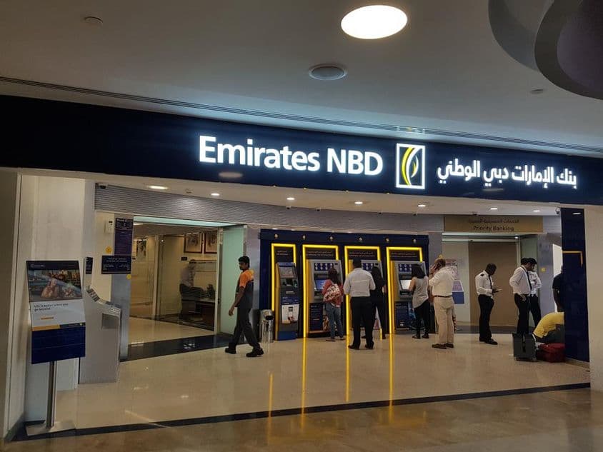 دبئی میں برجمان شاپنگ سینٹر میں EMIRATES BANK اسٹور۔