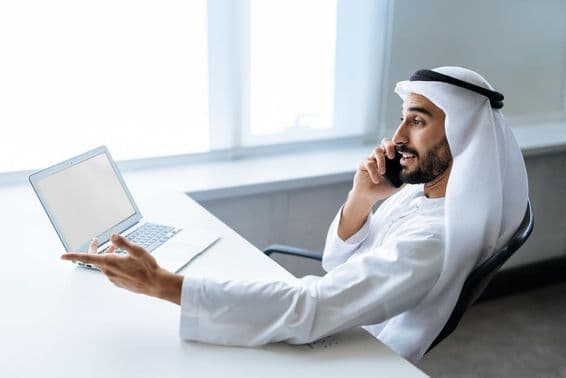 دبئی کے دفتر میں کام کرتا ہوا آدمی۔