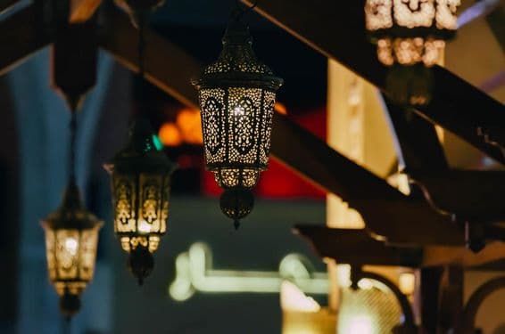 عربی سڑک کے لالٹین دبئی کا رات کا منظر روشن کر رہے ہیں۔