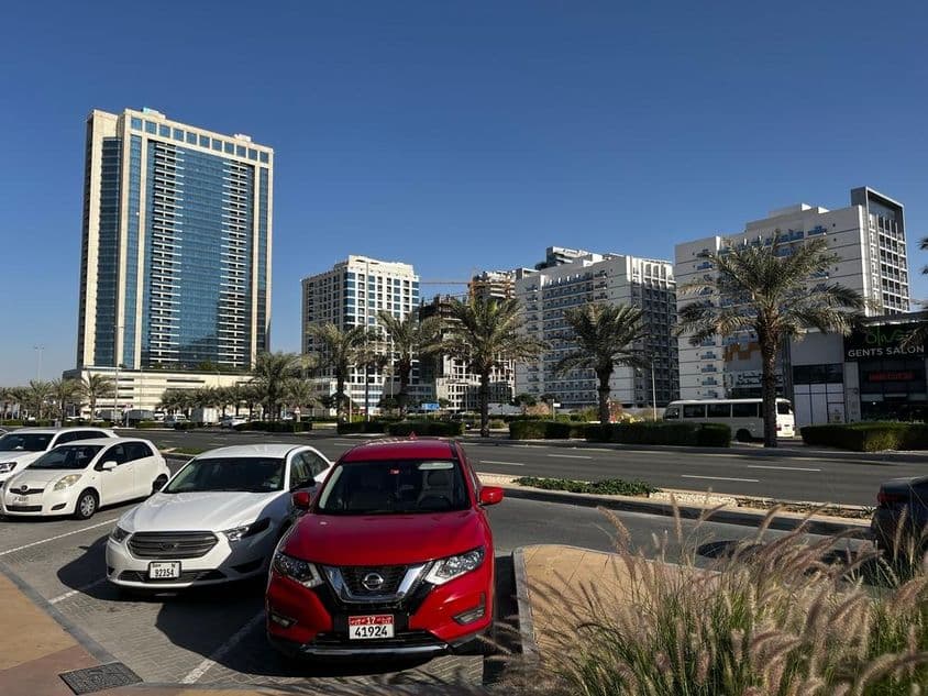 دبئی لینڈ ریذیڈنس کمپلیکس میں عمارات، ایک نئی رہائشی علاقہ۔