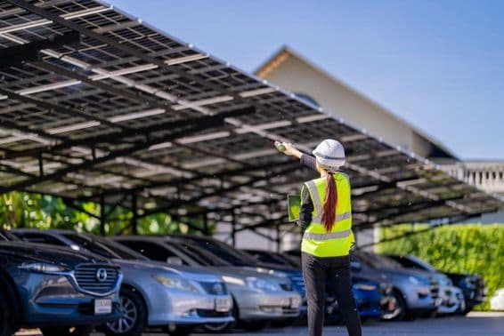 سولر پینلز سے شید کیے جانے اور مستدیم توانائی فراہم کرنا۔