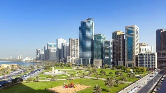 ال مجاز واٹر فرنٹ پر وسیع لان اور پر سکون لجون منظر