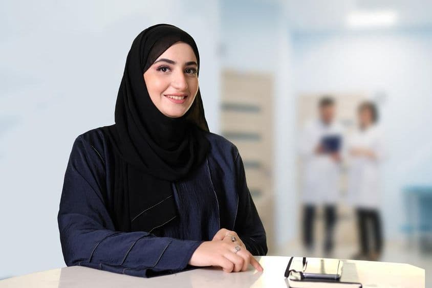 مقامی اماراتی خاتون آگے کی طرف دیکھ رہی ہیں۔