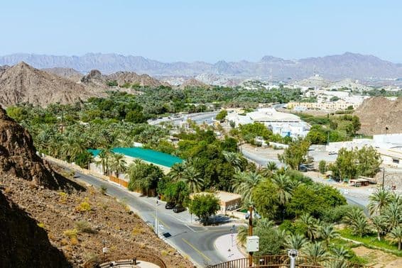 حتہ بند یا جھیل اور دبئی کے امارات میں حجّر پہاڑ کی خوبصورت منظر۔