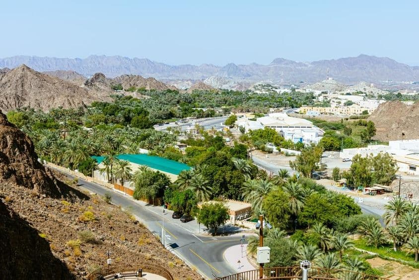 حتہ بند یا جھیل اور دبئی کے امارات میں حجّر پہاڑ کی خوبصورت منظر۔