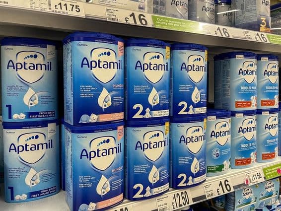سپر مارکیٹ کی شیلفوں پر Aptamil دودھ کا پاؤڈر۔