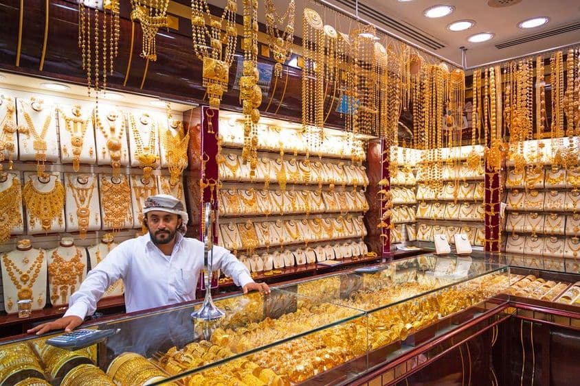 دبئی دیرہ مارکیٹ میں مشہور گولڈ سوق میں سونا۔