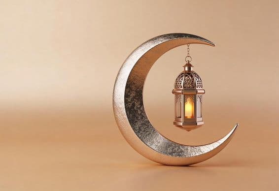 چمکتی ہوئی رمضان کی لالٹین کے ساتھ سجاوٹی ہلال۔